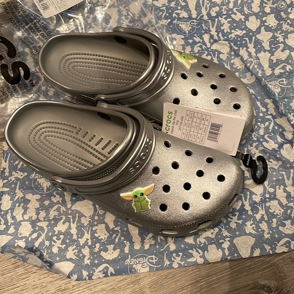 Disney Adult Crocs - Star Wars The Mandalorian - The Child - W 10 - Picture 4 of 6